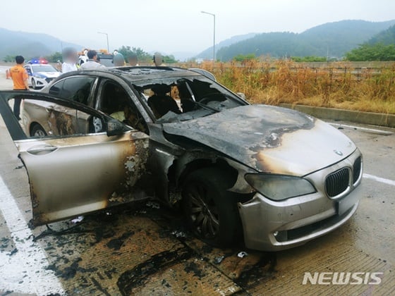 남해고속도로에서 주행 중이던 BMW 730LD 차량에서 화재가 발생했다. /사진=뉴시스