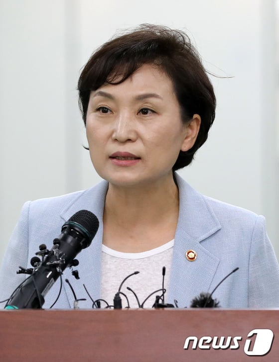 최근 국내에서 잇따라 화재가 발생해 불안감을 증폭시킨 BMW 차량 사고와 관련해 김현미 국토교통부 장관이 "늑장 리콜을 하는 제작사가 있다면 엄중 처벌을 내리도록 제도를 강화하겠다"고 밝혔다. / 사진=뉴스1