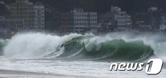 북상하는 제 14호 대풍 야기(YAGI)가 강풍과 폭우를 동반한 채 한반도에 근접할 것으로 보인다. / 사진=뉴스1