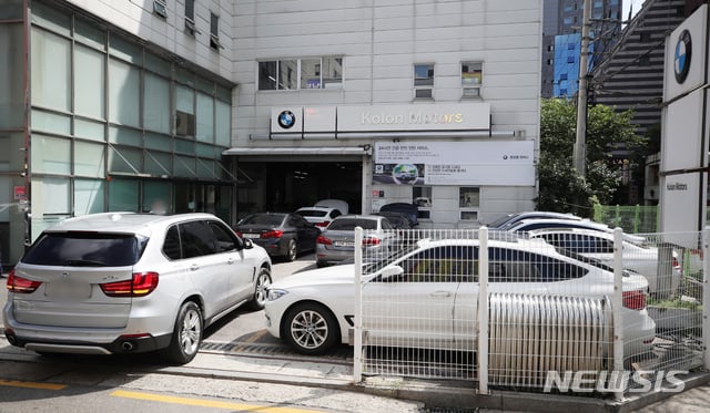 인천 중구의 한 운전학원 인근에 주차된 BMW 120d 승용차량의 조수석에서 불이 났다. / 사진=뉴시스