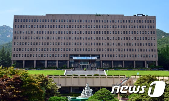 제73주년 광복절을 맞아 정부가 모범수 등 총 889명을 가석방했다. 앞서 청와대는 올해 광복절 특별사면은 없을 것이라고 밝힌 바 있다. /사진=뉴스1