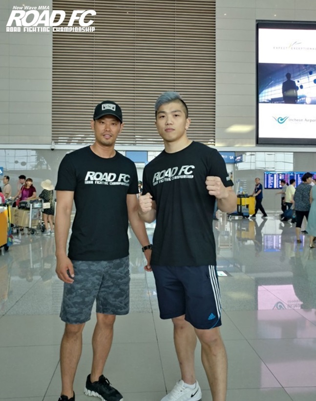 러시아 대회 출전을 위해 출국한 로드FC 임동환(우). /사진=로드FC 제공