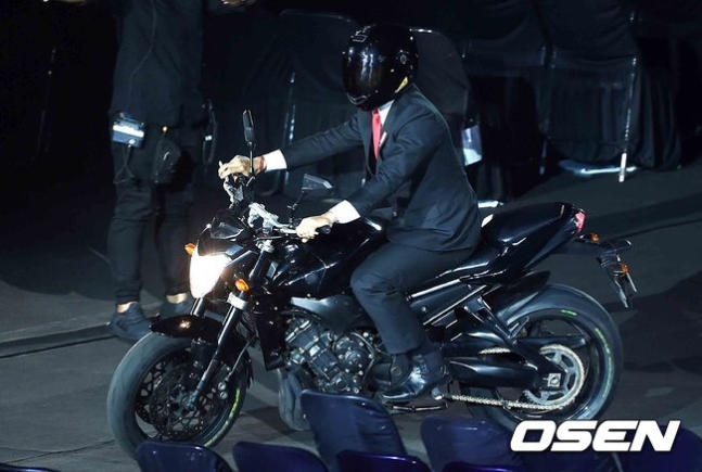 오토바이를 타고 등장한 조코 위도도 대통령.