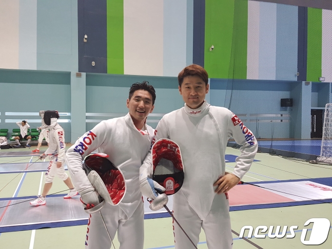 19일 펜싱 남자 에페 개인전에 출전하는 박상영(좌)과 정진선(우). /사진=뉴스1