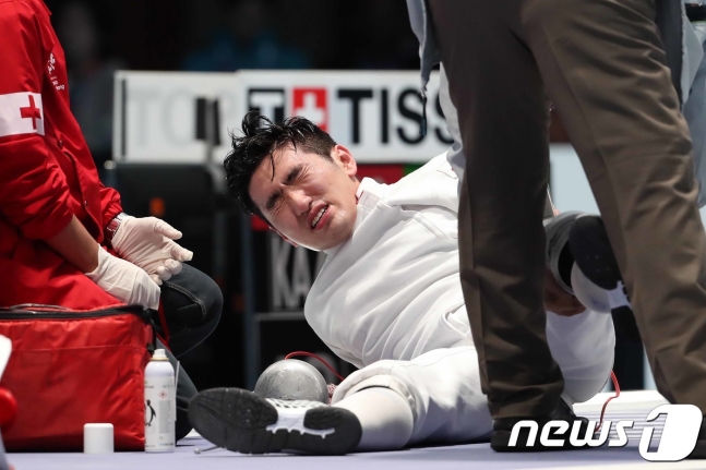 경기 도중 무릎에 이상이 오면서 제대로 경기를 치르지 못한 박상영. /사진=뉴스1