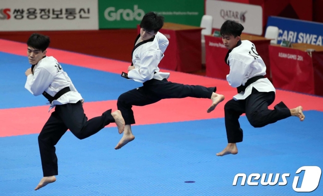 '2018 자카르타-팔렘방 아시안게임' 태권도 품새 남자 단체전에서 금메달을 차지한 한국 대표팀. /사진=뉴스1