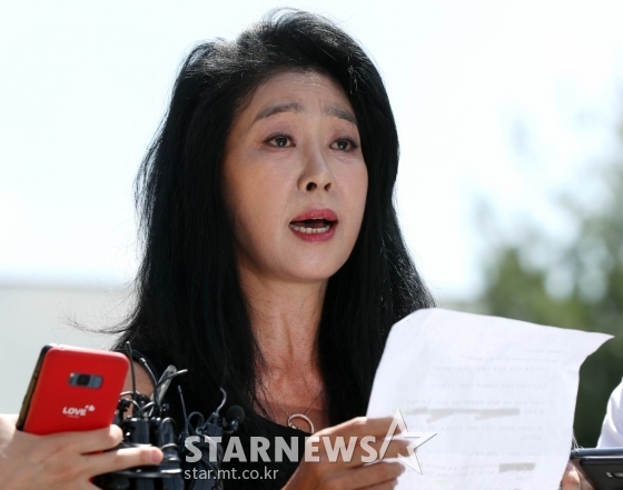 배우 김부선이 22일 오후 '이재명 스캔들'과 관련해 경기 분당경찰서에 출석, 피고발인 조사에 나섰다가 30분 만에 진술을 거부했다. / 사진=홍봉진 기자