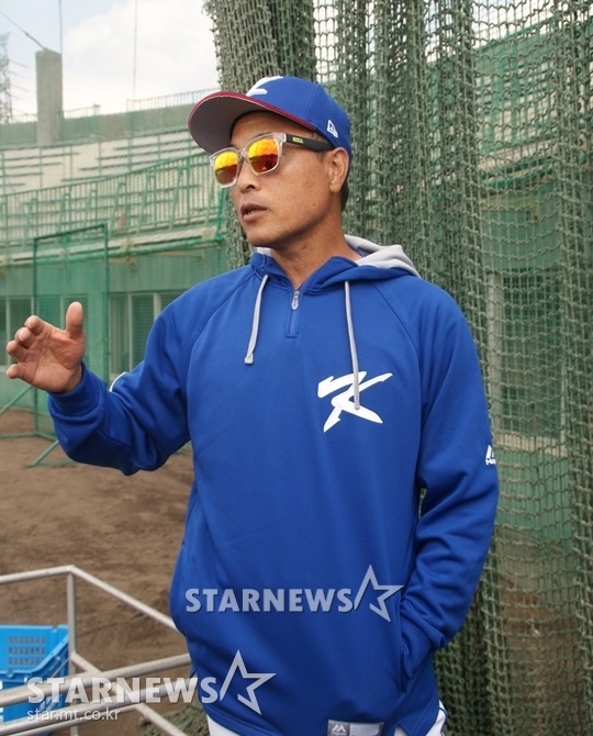2017 WBC 당시 대표팀 송진우 투수코치. /사진=김동영 기자