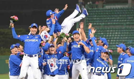 2014 아시안게임에서 금메달을 따고 기뻐하는 한국선수단./사진=뉴스1