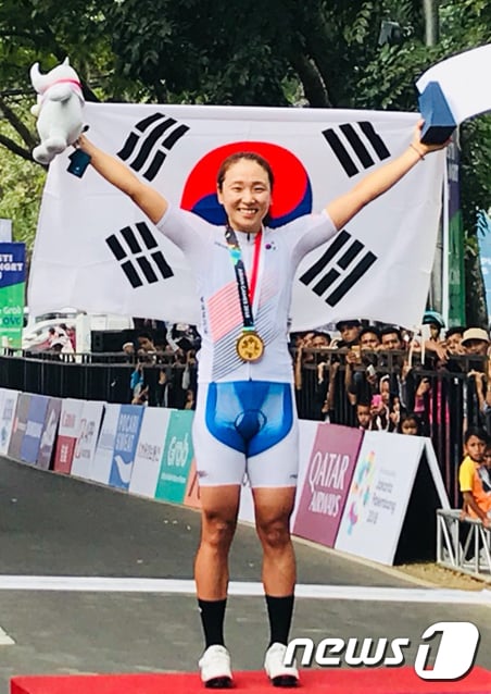 여자 사이클 대표팀 나아름이 '2018 자카르타-팔렘방 아시안게임' 사이클 여자 도로독주에서 금메달을 따내며 아시안게임 도로독주 2연패와 함께 이번 대회 2관왕에 올랐다. /사진=뉴스1(대한자전거연맹 제공)