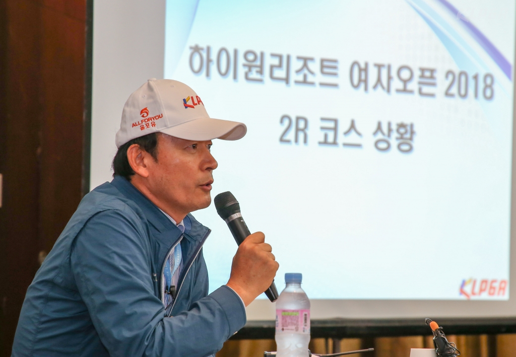 KLPGA 최진하 경기 위원장이 프레스 룸에서 기자들에게 2R 경기 취소에 대한 브리핑을 하고 있다 /사진=KLPGA 제공
