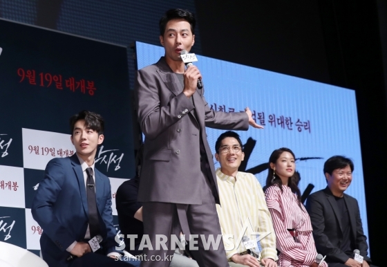 영화 '안시성' 제작보고회에 참석한 배우와 감독들. 사진 왼쪽부터 남주혁, 조인성, 엄태구, 김설현, 김광식 감독 / 사진=김휘선 기자