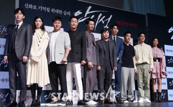 배우 박병은, 정은채, 오대환, 박성웅, 조인성, 김광식 감독, 배우 남주혁, 배성우, 엄태구, 설현이 지난 21일 오전 서울 강남구 압구정 CGV에서 진행된 영화 '안시성(감독 김광식)' 제작보고회에 참석해 포즈를 취하고 있다. / 사진=김휘선 기자