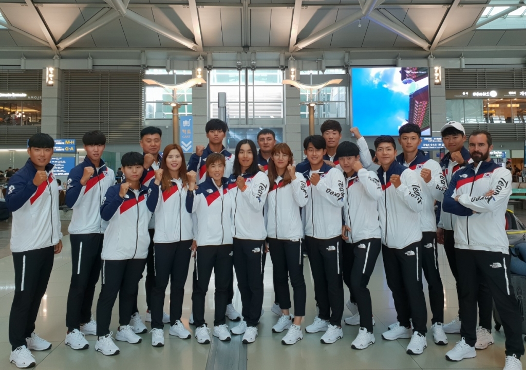 선수단 출국 단체 촬영 모습 /사진=대한카누연맹 제공