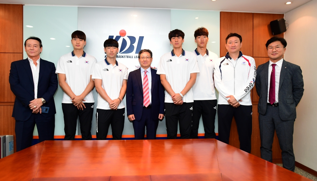 격려금 전달 모습 /사진=KBL 제공