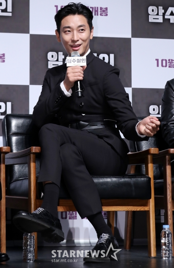 척추 측만증이 있다는 배우 주지훈이 테이블에 앉아서 다리를 꼬았던 장면을 보여주고 있다 / 사진=김휘선 기자
