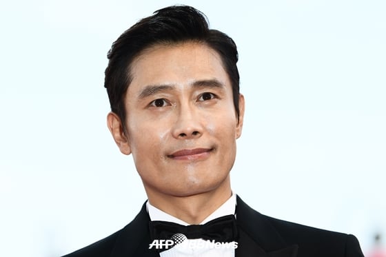 배우 이병헌이 지난 8월 30일(현지시간) 이탈리아 베니스의 리도 섬에서 열린 제75회 베니스국제영화제에서 영화 '로마'의 공식 레드카펫 행사에 참여하고 있다. /AFPBBNews=뉴스1