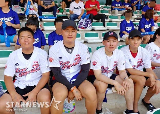 국가대표팀 경기를 보기 위해 GBK 야구장을 찾은 군산중 3학년 김요한-군산상고 1학년 김동준-진흥고 1학년 김주홍-진흥중 3학년 박대현. /사진=김동영 기자