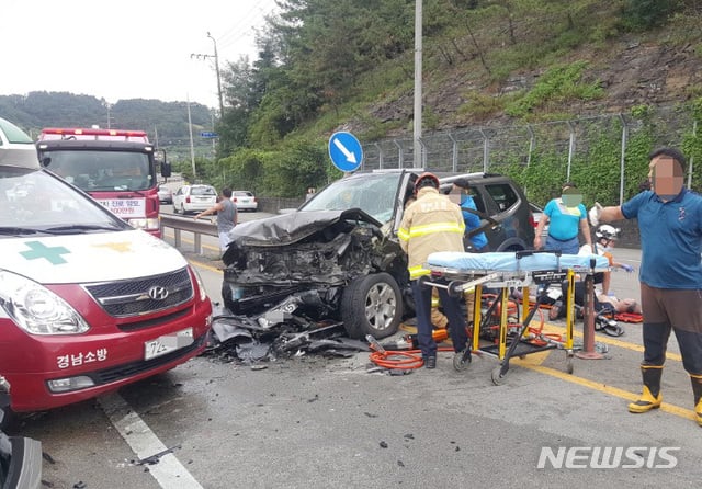 2일 오후 1시 10분께 경남 고성군 마암면 국도 14호선에서 SUV 차량이 중앙선을 넘어 마주오던 차량과 충돌하고 잇따라 3대가 추돌하는 사고가 일어났다. / 사진=뉴시스