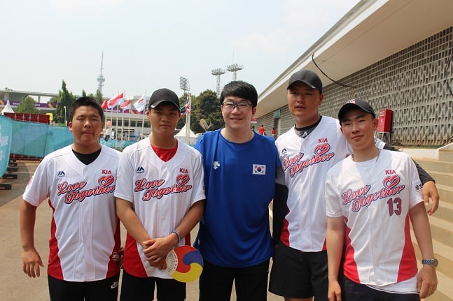 왼쪽부터 김요한, 박대현, KIA 양현종, 김동준, 김주홍 /사진=KIA 제공