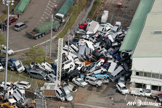 태풍 제비가 상륙한 데 이어 지진까지 일어난 일본 정부가 긴급 대응에 나섰다. / 사진=AFPBBNews=뉴스1