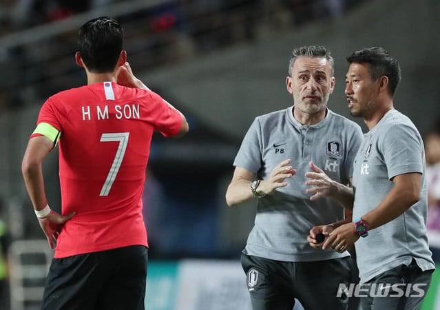 데뷔전을 승리로 장식한 벤투 감독(오른쪽에서 2번째) /사진=뉴시스