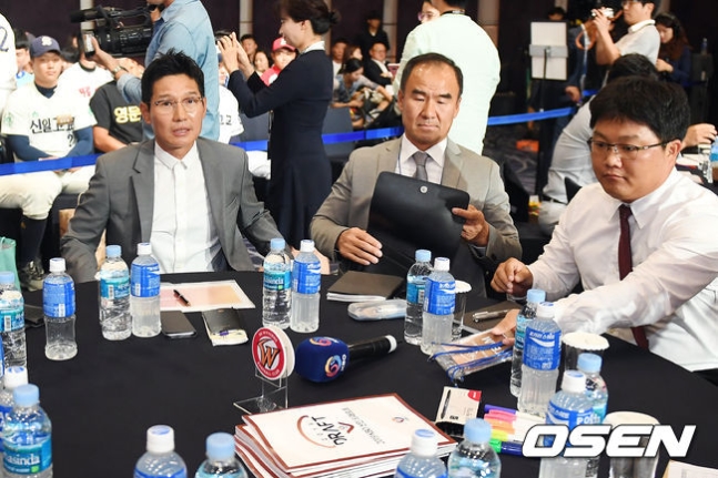 SK 염경엽 단장(왼쪽)과 구단 관계자들
