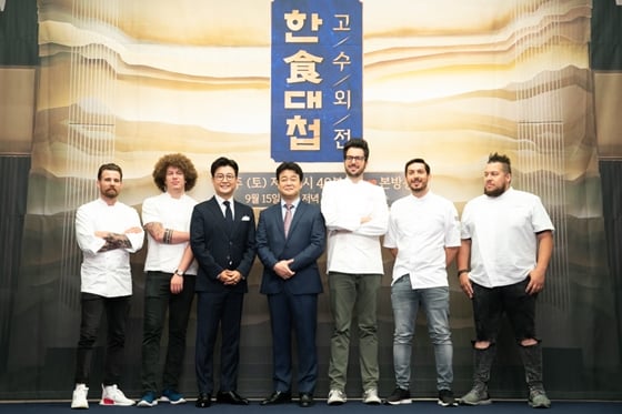 올리브 '한식대첩-고수외전'의 데일 맥케이, 세르히오 메자, 김성주, 백종원, 파브리치오 페라리, 마셸로 발라딘, 데일 맥케이(맨 왼쪽부터 오른쪽으로)/사진제공=올리브