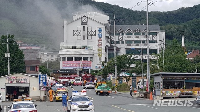경북 청도군 화양읍 용암온천에서 불이 나 이용객 59명이 연기를 흡입해 병원 7곳으로 이송된 사고가 발생했다. / 사진=뉴시스