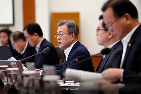 문재인 대통령이 위수령 폐지와 관련하여 "참 감회가 깊다"고 밝혔다. /사진=청와대 페이스북