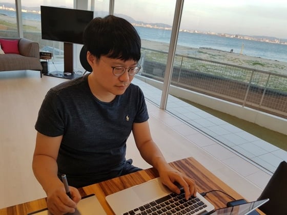 검찰이 고 백남기씨 유족의 명예를 훼손한 혐의로 기소된 만화가 윤서인에게 징역 1년을 구형됐다. / 사진=윤서인 페이스북