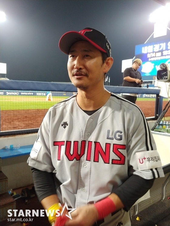 만루홈런의 주인공 LG 트윈스 박용택이 경기후 인터뷰에 응하고 있다. /사진=김동영 기자