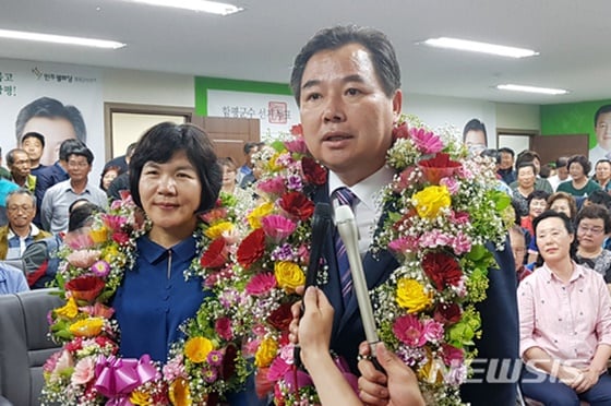 이윤행 함평군수(오른쪽) /사진=뉴시스