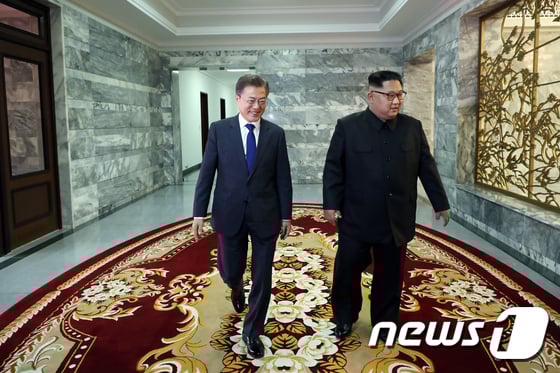 문재인 대통령과 김정은 위원장. / 사진=뉴스1