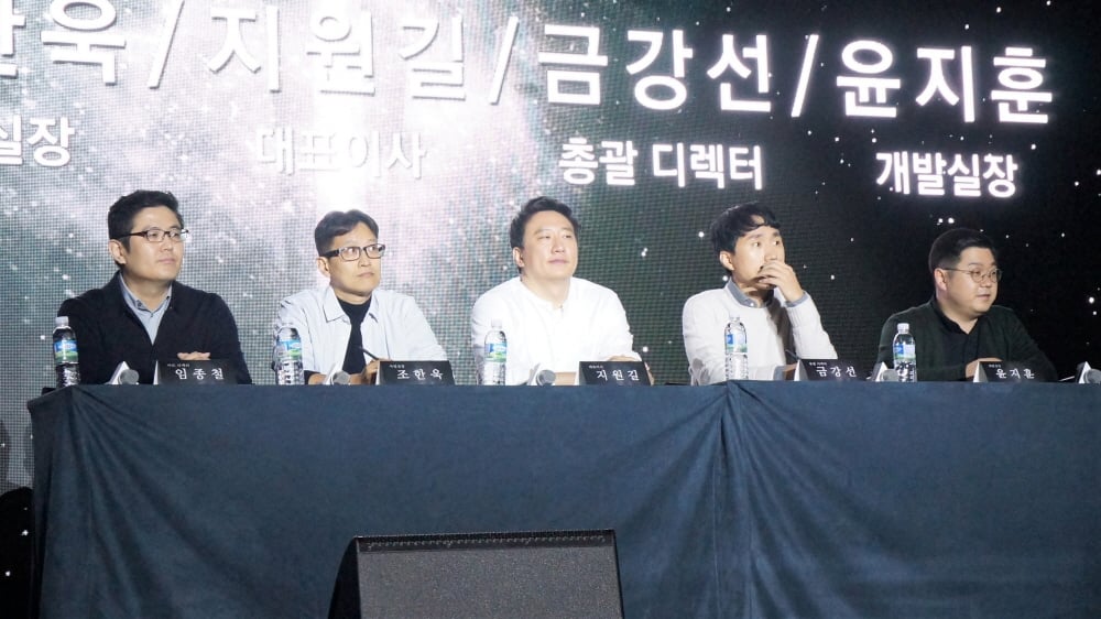 왼쪽부터 스마일게이트RPG 임종철 아트디렉터, 조한욱 사업실장, 지원길 대표이사, 금강선 총괄 디렉터, 윤지훈 개발실장