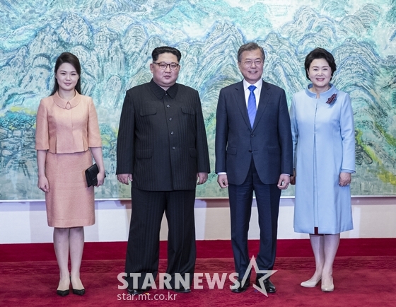 리설주 여사, 김정은 북한 국방위원장, 문재인 대통령, 김정숙 여사(사진 맨 왼쪽부터 오른쪽으로)/한국공동사진기자단
