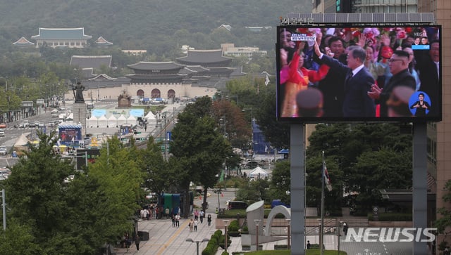 문재인 대통령이 '2018남북정상회담평양'의 첫날인 18일 오전 김정은 북한 국무위원장과 벤츠 무개차를 타고 평양 백화원 영빈관에 도착했다. / 사진=뉴시스