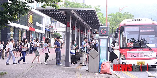경기 수원권을 운행하는 용남고속·용남고속버스라인(용남고속) 소속 시내·시외·좌석·공항버스 400여대가 노사 임금 협상 결렬로 20~21일 운행 중지된다. / 사진=뉴시스.