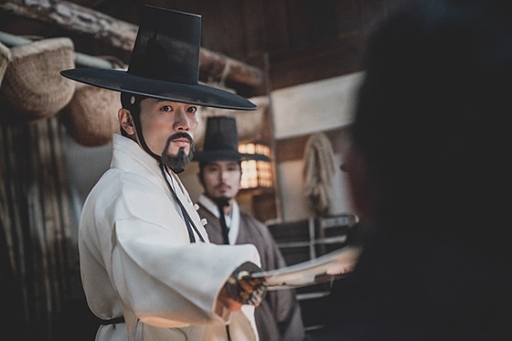 영화 '명당'의 지성/사진=영화 스틸컷