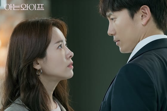'아는 와이프'의 한지민, 지성/사진=tvN