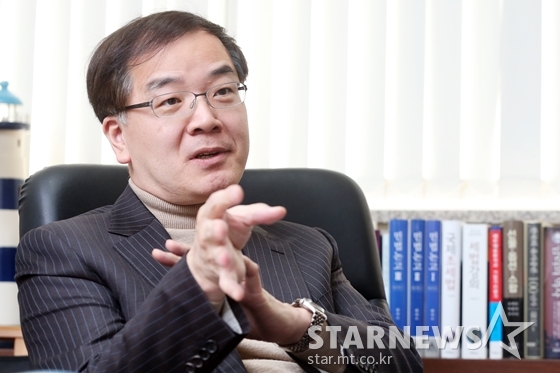 김화진 서울대학교 법학대학원 교수의 영화 에세이 '스크린 뒤에는..'이 출간됐다. / 사진=표지