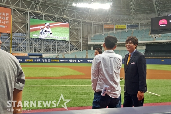 23일 해설 준비를 하고 있는 정민철 위원(오른쪽)