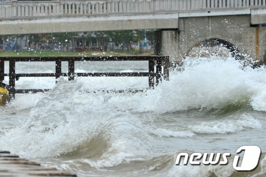 오는 5일 제25일 태풍 '콩레이'의 영향으로 전국이 흐리고 비가 올 예정이다. / 사진=뉴스1