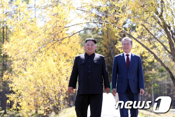 김정은 국무위원장과 문재인 대통령. / 사진=뉴스1