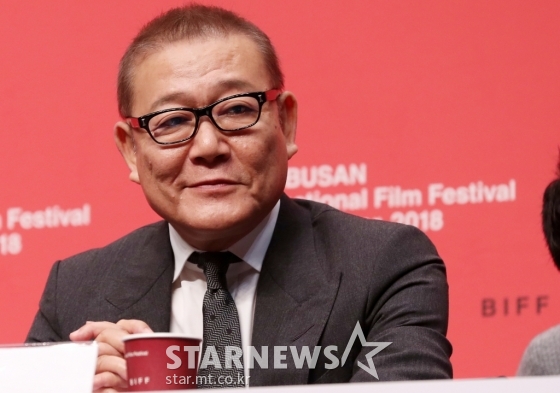 일본배우 쿠니무라 준이 제23회 부산국제영화제 뉴커런츠 심사위원으로 참여해 기자회견을 하고 있다/사진=김휘선 기자