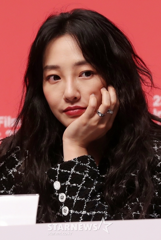중국 배우 바이바이허가 5일 영화 '초연' 기자회견에서 최근 전 세계적인 관심을 끌었던 판빙빙 사건에 대한 질문에 "다른 사람의 일이라 답하기 어렵다"고 말했다./사진=김휘선 기자
