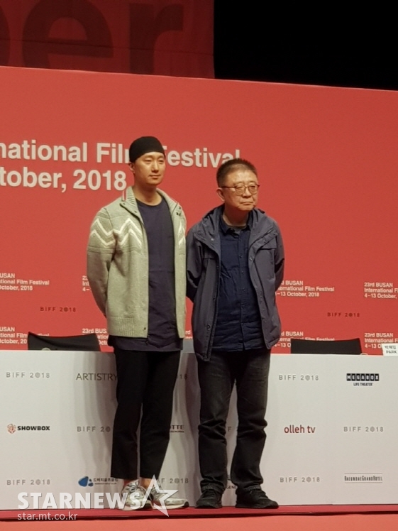 박해일과 장률 감독이 5일 부산국제영화제 갈라프레젠테이션 초청작 '군산: 거위를 노래하다' 기자회견을 마치고 사진포즈를 취하고 있다/사진=머니투데이 스타뉴스
