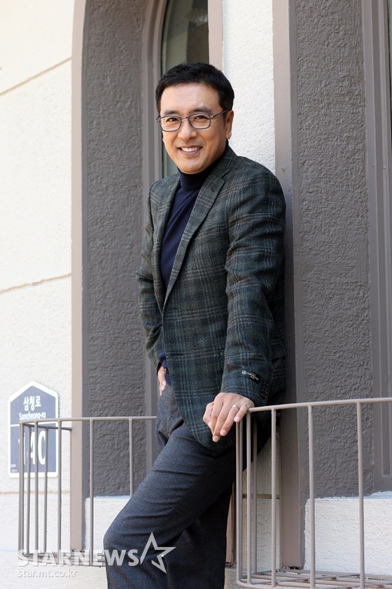2018 APAN 스타 어워즈 단독 진행을 맡은 배우 김승우 /사진=스타뉴스