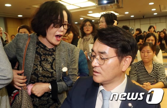 박용진 더불어민주당의원이 5일 서울 여의도 국회 의원회관에서 열린 유치원 비리 근절을 위한 정책 토론회에서 토론회 개최를 반대하는 사립유치원 관계자들에게 거친 항의를 받고 있다. / 사진=뉴스1