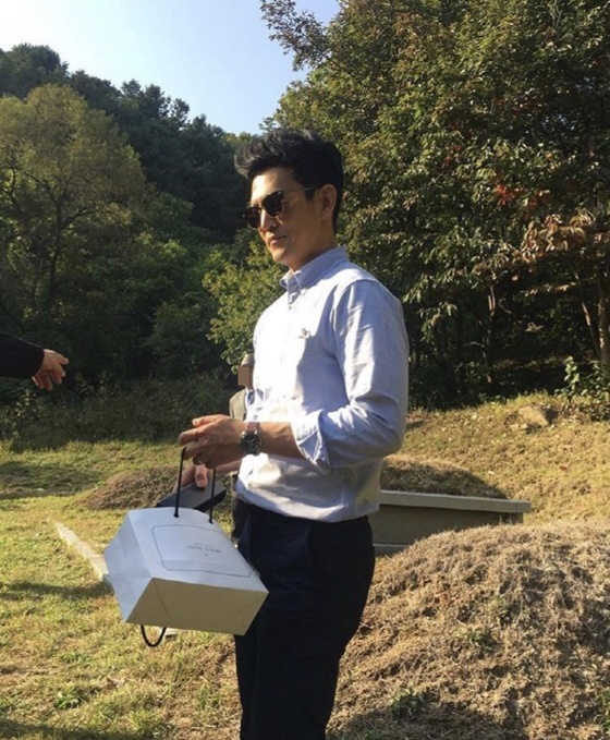 9년만에 내한한 존조가 성묘를 하는 모습/사진출처=조단 SNS